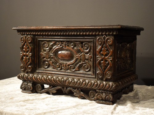 Small carved chest of the Italian Renaissance - Lombardy 16th century - Furniture Style Renaissance